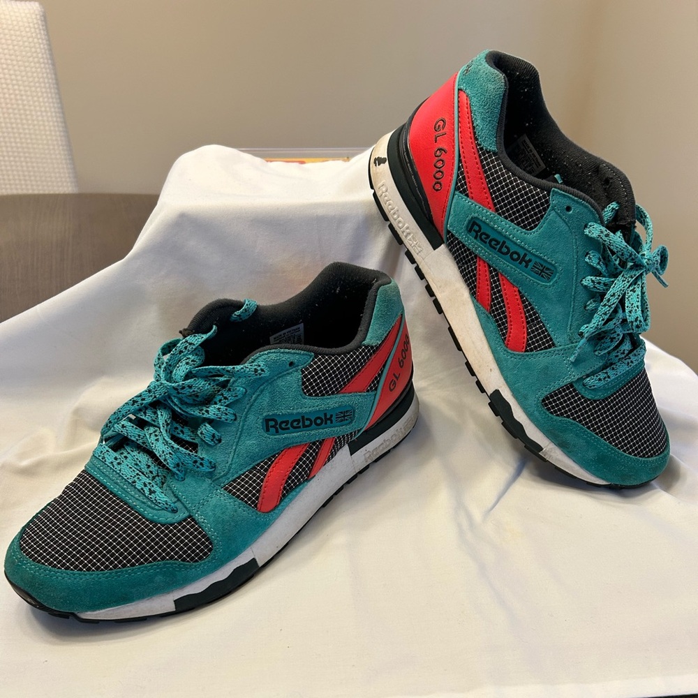 Reebok GL6000 Teal Red Men 9 / Women 10.5 PreOwned - Good - Signs of wear.